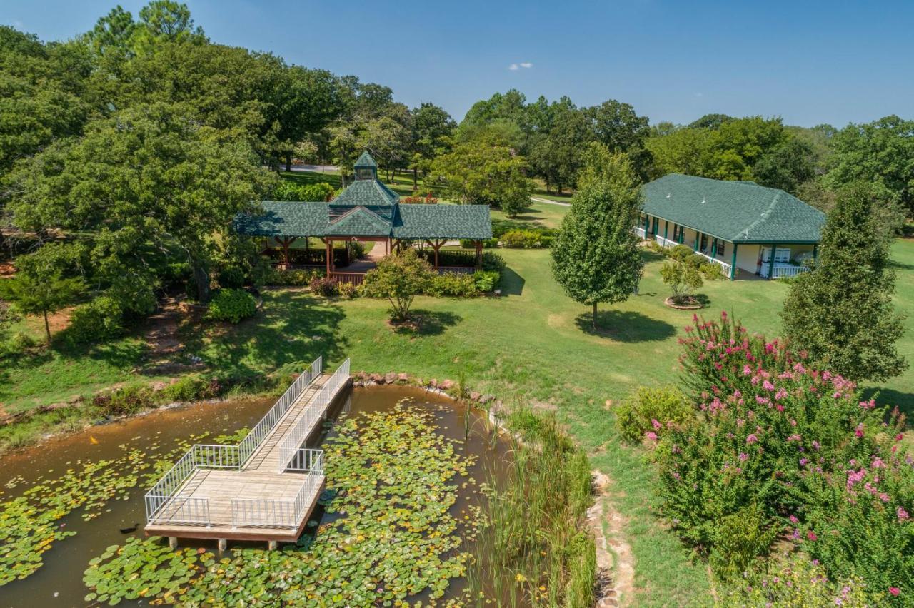 The Whispering Pines Inn Норман Экстерьер фото